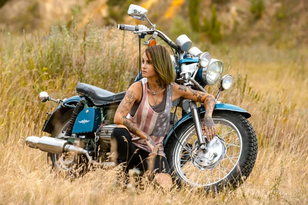 Attractive Stylish Dangerous Girl Posing Bike Deserted Nature — Stock Photo, Image