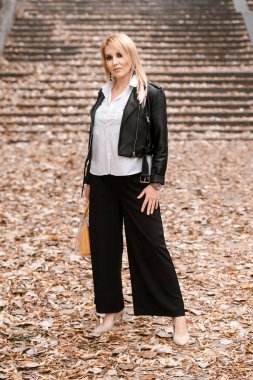 Deri ceketli genç ve güzel bir kadın. 