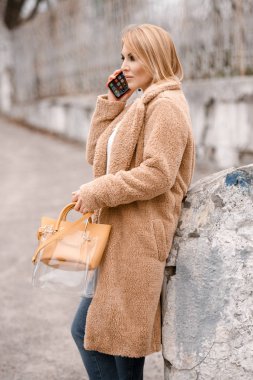 Akıllı telefon kullanan güzel bir kadın. 