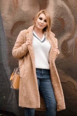 Sonbaharda poz veren güzel bir kadın. 