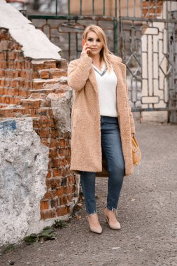 Akıllı telefon kullanan güzel bir kadın. 