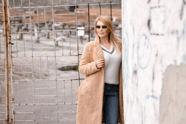 Sonbaharda poz veren güzel bir kadın. 