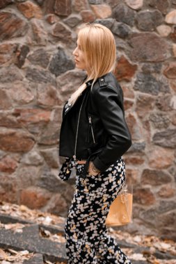 Sonbaharda poz veren deri ceketli güzel bir kadın. 