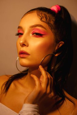 Modaya uygun genç bir kadının portresi