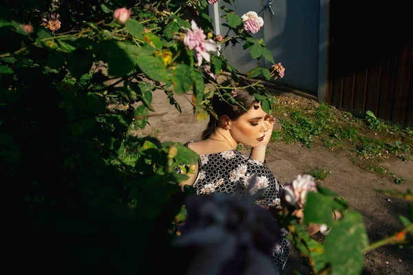 Bahçede Poz Veren Genç Bir Kadının Portresi — Stok fotoğraf