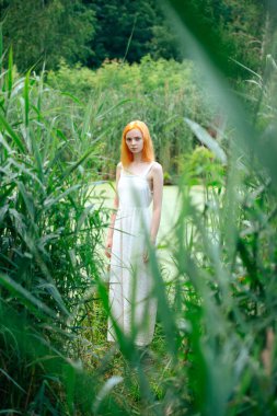  Gölün kenarında poz veren güzel bir kadın.