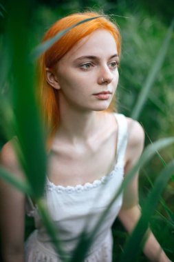  Gölün kenarında poz veren güzel bir kadın.