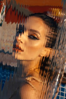 Genç ve güzel bir kadın havuzda dinleniyor..  