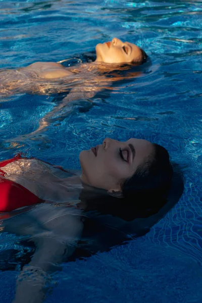 Retrato Jovens Mulheres Bonitas Nadando Piscina — Fotografia de Stock