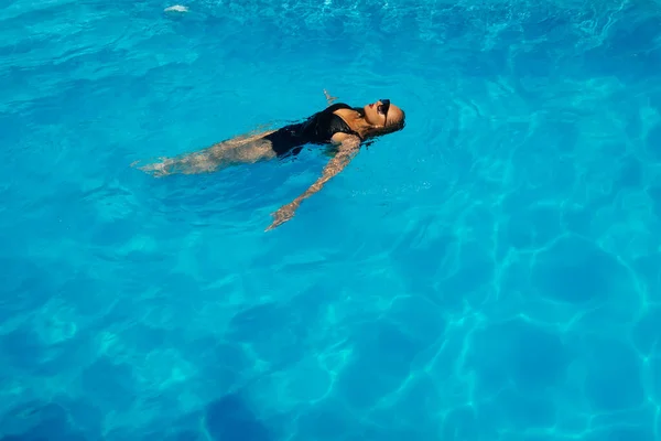 Jovem Bela Mulher Relaxante Piscina — Fotografia de Stock