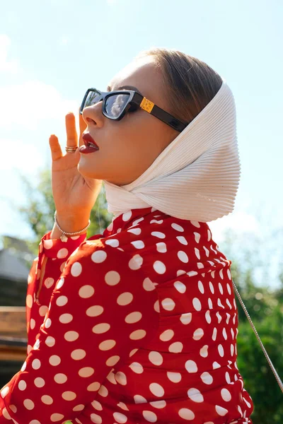 Jovem Bela Mulher Posando Cama Sol — Fotografia de Stock