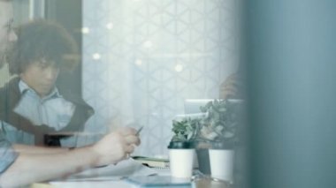 Çok ırklı yaratıcı iş takım toplantıda aktif Gesticulating kadın ofis Modern başlatma
