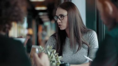 Modern ofiste dijital ekran teknolojisi kullanarak yeni proje tartışıyor insanlar grup çalışması