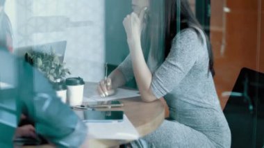 Kadın takım lideri insanlar grup gözlük ekip proje yavaş hareket yeni başlangıç tartışıyor