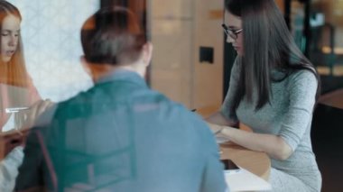 Smartphone ekran yaratıcı iş takım toplantı ağır çekim işaret eden kadın takım lideri