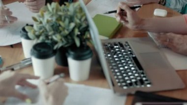 Modern ofis masası bardak üst Dolly toplantı çok etnik gruptan oluşan yaratıcı iş takım