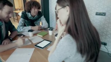 Karışık etnik köken yaratıcı iş takım toplantısı ve beyin fırtınası ofis Modern Start