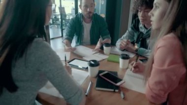 Toplantı ve Modern ofis promosyon mobil uygulamalar beyin fırtınası yaratıcı iş takım