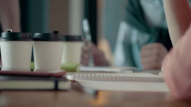 Shot Modern ofis resepsiyon çok etnik gruptan oluşan yaratıcı iş takım toplantısı ve beyin fırtınası dolly