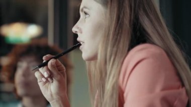 Kadın dikkatle düşünmek ve kalemi çok ırklı yaratıcı iş takım toplantısı ısırma dinler