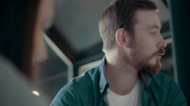 Toplantı ve ofis Modern start beyin fırtınası yaratıcı iş takım konuşan Avrupa adam