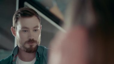 Sakallı Avrupa Genç adam duygusal kadın takım lideri için ekip toplantıda görüş ifade eder