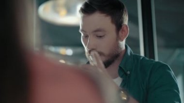 Avrupa adam aktif tartışmaya projesinde Modern Office kadın takım lideri devreye Gesticulates