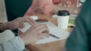 Resepsiyon ofis kağıt yaratıcı iş takımın toplantıyla dokunarak erkek elleri parmakları kadar kapatın