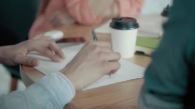 Kağıt ve kalem üzerinde Office Resepsiyon yaratıcı iş takım toplantısı Modern ofis ile erkek el