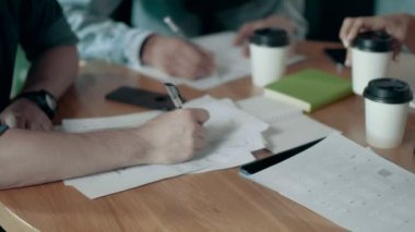 Modern ofis resepsiyon insanlar grup çalışması yapmak proje takım toplantısı ve beyin fırtınası notlarını tartışmak