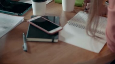 Modern ofis resepsiyon iş takım toplantısı ve beyin fırtınası mobil uygulama geliştirme tartışmak