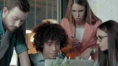 Dijital ekran teknolojisi kullanarak yeni proje tartışmaya çok etnik gruptan oluşan yaratıcı iş takım