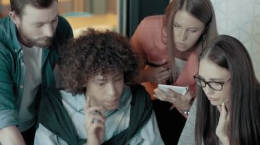 Çok ırklı yaratıcı iş takım toplantısı ve Modern ofis yeni proje geliştirme beyin fırtınası