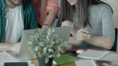 Yaratıcı iş takım toplantı fırtınasında Laptop ekran işaret eden kadın ofis Modern başlatma