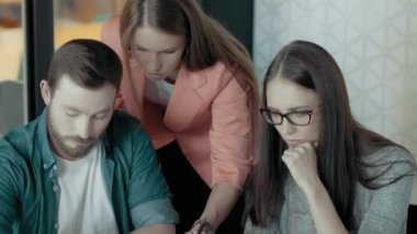 Heyecanla izlerken Laptop ekran takım toplantıda proje tartışıyor ekip çalışması