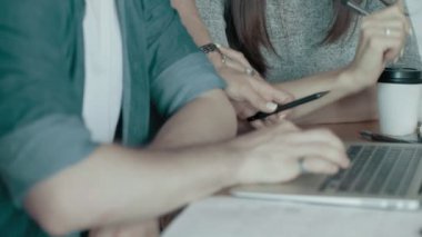 Toplantı ve ofis Modern start beyin fırtınası gözlük iş kadın takım lideri