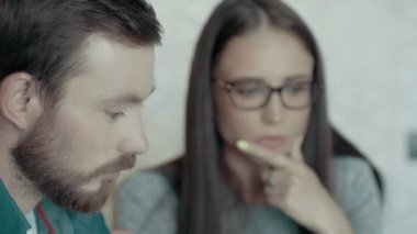 Avrupa erkek Concentratedly kadın takım lideri toplantı ve ofiste beyin fırtınası dinledi