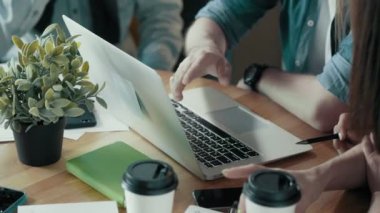 Erkek el kullanım Laptop yaratıcı iş takım dijital ekran teknolojisi kullanarak proje tartışıyor