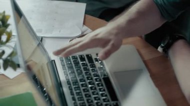 Erkek eller üzerinde Modern dizüstü kullanarak Office Resepsiyon iş takım toplantı bir beyin fırtınası kadar başlatmak
