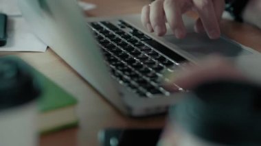 Erkek kullanım dizüstü eller ve Touch Pad iş takım toplantısı kullanımı dijital teknoloji beyin fırtınası kullanır