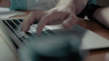 Dokunmatik yüzey ve klavyede yazarak erkek ellerini kullanmak Laptop Modern ofis masasında yakından kullanır