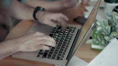 Erkek saati kullanmak Laptop Modern ofis resepsiyon yaratıcı iş takım toplantı beyin fırtınası elinde
