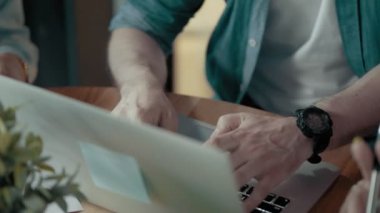 Erkek programcılar el Laptop yaratıcı iş takım toplantısı kullanarak klavyede yazarak