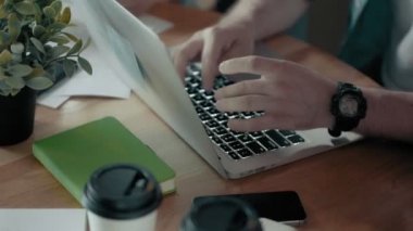 Modern ofis resepsiyon iş takım toplantısı üzerinde dijital ekran teknolojisini kullanarak izle erkek elinde