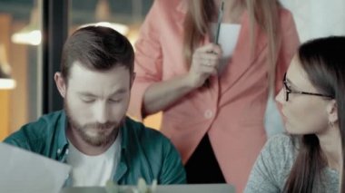 Kullanım Laptop Modern ofis projesinde tartışıyor kadın takım lideri ve Avrupa rahat genç adam