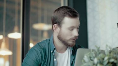 Shot iş yaratıcı ekibi Modern ofis kadın takım lideri ve Genç Casual adam toplantıda dolly