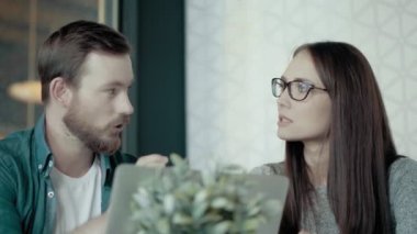 Casual kadın takım lideri ve Avrupa Modern ofis projesinde yeni başlangıç tartışırken dostum