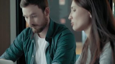 Ekip çalışması erkek ve kadın Laptop ekran içinde ofis Modern başlamak bakarak yeni projeyi tartışmak