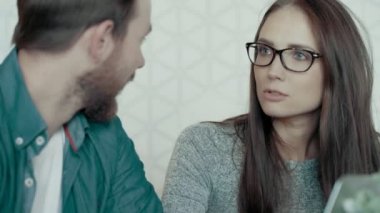 Kadın takım lideri ve Casual adam geliştirme ve yeni proje promosyon ayrıntılarını tartışıyor