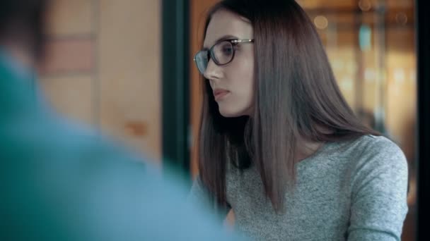 Une chef d'équipe féminine se concentre sur l'écoute de ses collègues Discours et notes lors d'une réunion de travail — Video